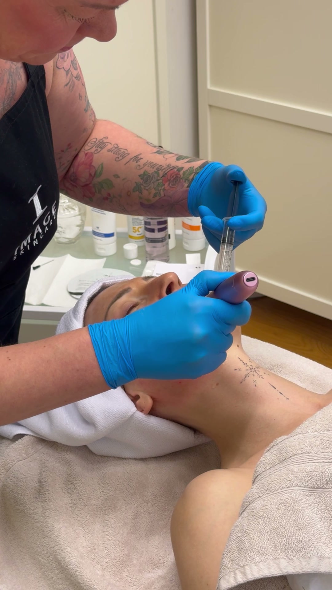 Microneedling-behandling hos Wasa Aesthetics i Vaasa